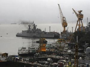 A view of the Mumbai naval dockyard. A retired naval commander has been booked for cheating a man on the pretext of a job offer at the dockyard.(AP Photo) A view of the Mumbai naval dockyard. A retired naval commander has been booked for cheating a man on the pretext of a job offer at the dockyard.(AP Photo)