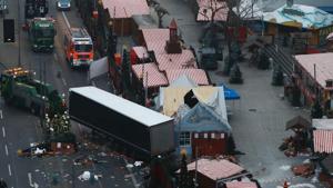 A truck is towed away as forensic experts examine the scene after a truck crashed into a Christmas market in Berlin.(AFP photo) A truck is towed away as forensic experts examine the scene after a truck crashed into a Christmas market in Berlin.(AFP photo)