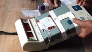 The latest survey underlines that out of the total 23, 72,931 voters, female voters lag behind their male counterparts by a difference of 1, 72,793 voters.(HT Representative Image) The latest survey underlines that out of the total 23, 72,931 voters, female voters lag behind their male counterparts by a difference of 1, 72,793 voters.(HT Representative Image)