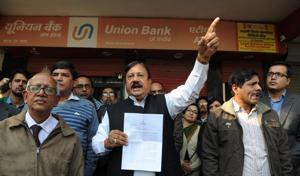 Members of All India Bank Officers’ Confederation protested outside the lead district manager’s office in Gurgaon on Wednesday.(Parveen Kumar/HT Photo) Members of All India Bank Officers’ Confederation protested outside the lead district manager’s office in Gurgaon on Wednesday.(Parveen Kumar/HT Photo)