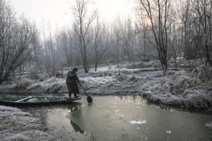 A Kashmiri boatman breaks ice in Dal Lake on a cold morning in Srinagar.(Waseem Andrabi/HT photo) A Kashmiri boatman breaks ice in Dal Lake on a cold morning in Srinagar.(Waseem Andrabi/HT photo)