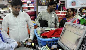 People using swipe machines in Indore. The sale of machines has increased in the city after demonetisation.(Arun Mondhe/HT photo)
