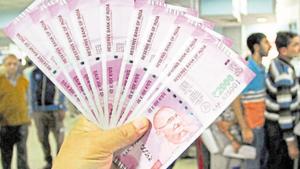 JA bank officer shows new Rs 2000 notes in a bank in Jammu.(PTI) JA bank officer shows new Rs 2000 notes in a bank in Jammu.(PTI)
