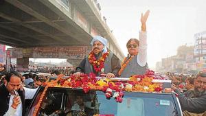 Atiq Ahmed (L) greets supporters on way to rally venue in Kanpur on Thursday.(HT Photo) Atiq Ahmed (L) greets supporters on way to rally venue in Kanpur on Thursday.(HT Photo)