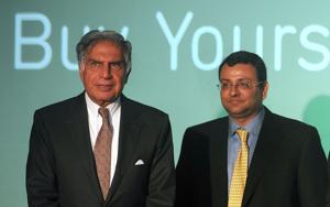 Ratan Tata (L) and Cyrus Mistry pose during a function in Mumbai.(AFP) Ratan Tata (L) and Cyrus Mistry pose during a function in Mumbai.(AFP)