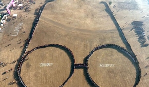 Human chain created in the form of Gandhi’s spectacle in Ujjain on Friday.(Sunil Magriya/HT photo)