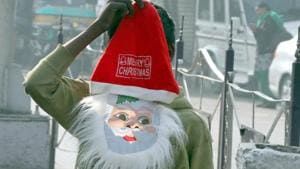 A child selling a Santa mask at Bharat Nagar Chowk in Ludhiana on Friday.(Jagtinder Singh Grewal/HT Photo) A child selling a Santa mask at Bharat Nagar Chowk in Ludhiana on Friday.(Jagtinder Singh Grewal/HT Photo)