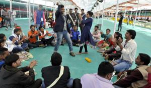 Students who came to attend ABVP convocation relax and enjoy on Sunday.(Arun Mondhe / HT photo)