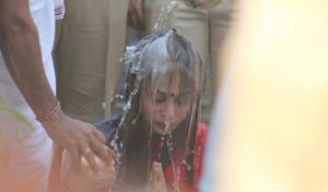 Indrani Mukerjea performs final rites on her father at Brahman Seva Samiti hall in Mulund on Tuesday.(Praful Gangurde) Indrani Mukerjea performs final rites on her father at Brahman Seva Samiti hall in Mulund on Tuesday.(Praful Gangurde)