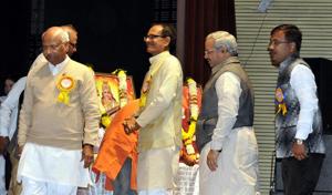(from left) RSS SahsarkaryavahSuresh Soni, CM Shivraj Singh Chouhan and other guests at ABVP meet in Indore on Monday.(Arun Mondhe /HT photo) (from left) RSS SahsarkaryavahSuresh Soni, CM Shivraj Singh Chouhan and other guests at ABVP meet in Indore on Monday.(Arun Mondhe /HT photo)