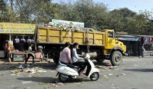 Sanitation workers intercepted garbage tippers and littered waste on roads to register their protest.(Arun Mondhe/HT photo)
