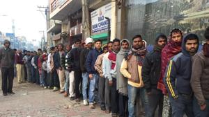 People working in unorganised sectors such as factory workers, labourers and students continue to face problems even in getting a bank account opened.(HT Photo) People working in unorganised sectors such as factory workers, labourers and students continue to face problems even in getting a bank account opened.(HT Photo)