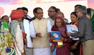 Chief Minister Shivraj Singh Chouhan at launch of PM Avas Yojana at Manavar on Wednesday.