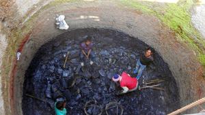 Chhotelal Yadav, a beneficiary under MGNREGA , finds coal deposit after digging around 16 foot(HT Photo) Chhotelal Yadav, a beneficiary under MGNREGA , finds coal deposit after digging around 16 foot(HT Photo)