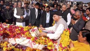Senior BJP leader L K Advani paying tributes to Sunderlal Patwa during his last rites at village Kukdeshwar, district Neemuch, on Thursday.