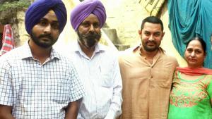 Omkarjot Singh with his parents and Aamir Khan during shoot of Dangal movie at his home in Kila Raipur in Ludhiana on Thursday.(JS Grewal/HT Photo) Omkarjot Singh with his parents and Aamir Khan during shoot of Dangal movie at his home in Kila Raipur in Ludhiana on Thursday.(JS Grewal/HT Photo)