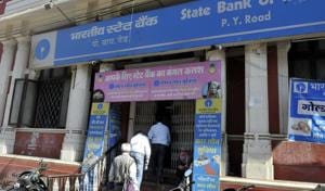 There was no rush in the banks on the last day of depositing the scrapped Rs 500 and Rs 1,000 notes, in Indore on Friday.(Arun Mondhe/HT photo) There was no rush in the banks on the last day of depositing the scrapped Rs 500 and Rs 1,000 notes, in Indore on Friday.(Arun Mondhe/HT photo)