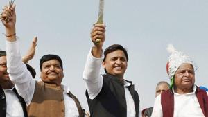 Uttar Pradesh Chief Minister Akhilesh Yadav is flanked by his father Mulayam (R) and uncle Shivpal in this picture from a time when their family was united.(PTI) Uttar Pradesh Chief Minister Akhilesh Yadav is flanked by his father Mulayam (R) and uncle Shivpal in this picture from a time when their family was united.(PTI)