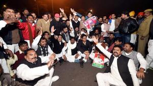 Samajwadi Party supporters protest against SP supremo Mulayam Singh Yadav after announces the expulsion of Chief Minister Akhilesh Yadav and Ram Gopal Yadav from the party for six years at out side CM residence in Lucknow on Friday.(PTI) Samajwadi Party supporters protest against SP supremo Mulayam Singh Yadav after announces the expulsion of Chief Minister Akhilesh Yadav and Ram Gopal Yadav from the party for six years at out side CM residence in Lucknow on Friday.(PTI)