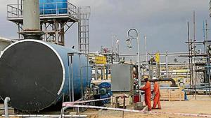Cairn India employees work at a storage facility for crude oil at Mangala oil field in Barmer.(HT File Photo) Cairn India employees work at a storage facility for crude oil at Mangala oil field in Barmer.(HT File Photo)