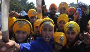 Children of Sikh community display martial skills during a procession taken out in Indore on Sunday, ahead of Guru Gobind Singh Jayanti to be observed on Thursday.(Shankar Mourya/HT photo)