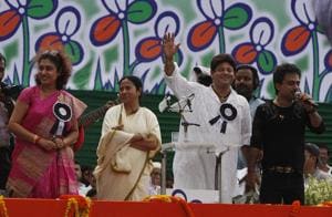 Actor-MP Tapas Paul (in white), with West Bengal chief minister Mamta Banerjee and others at a rally in 2010(Ashok Nath Dey/HT Photos)