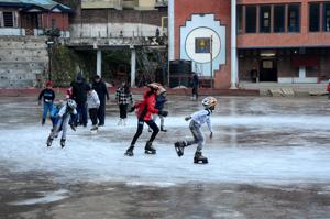The competition was scheduled to commence from January 4 at a natural ring in Shimla. However, low snowfall has led to a rise in temperature forcing officials to shift the venue.(HT File) The competition was scheduled to commence from January 4 at a natural ring in Shimla. However, low snowfall has led to a rise in temperature forcing officials to shift the venue.(HT File)