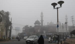 Fog enveloped Bhopal on Monday.(Mujeeb Faruqui/HT photo)