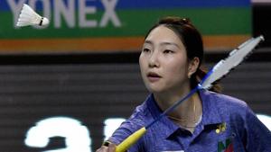 Mumbai Rockets’ Ji Hyun Sung returns a shot to Hyderabad Hunters’ Carolina Marin during the women single of Premier Badminton League (PBL).(PTI) Mumbai Rockets’ Ji Hyun Sung returns a shot to Hyderabad Hunters’ Carolina Marin during the women single of Premier Badminton League (PBL).(PTI)