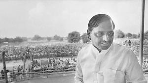Mulayam Singh Yadav at an election rally in 1990, Lucknow(Sanjay Sharma/HT File Photo) Mulayam Singh Yadav at an election rally in 1990, Lucknow(Sanjay Sharma/HT File Photo)