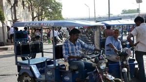 The Delhi Metro Rail Corporation (DMRC), which currently runs feeder buses for first and last mile connectivity, will partner with e-rickshaw operators as an alternate medium of transportation.(HT File Photo) The Delhi Metro Rail Corporation (DMRC), which currently runs feeder buses for first and last mile connectivity, will partner with e-rickshaw operators as an alternate medium of transportation.(HT File Photo)