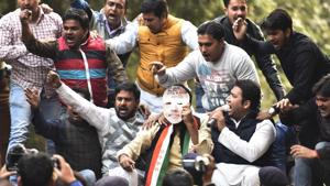 Youth Congress workers hold a protest against the Election Commission and the government over the decision to advance the Union Budget, at new colony in New Delhi.(Raj K Raj/HT PHOTO) Youth Congress workers hold a protest against the Election Commission and the government over the decision to advance the Union Budget, at new colony in New Delhi.(Raj K Raj/HT PHOTO)