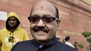 Akhilesh, according to the leader, had made it clear that he was willing to discuss things only with netaji in the presence of Azam and Shivpal and not in front of any ‘outsider’ (read Amar Singh).(PTI File Photo) Akhilesh, according to the leader, had made it clear that he was willing to discuss things only with netaji in the presence of Azam and Shivpal and not in front of any ‘outsider’ (read Amar Singh).(PTI File Photo)