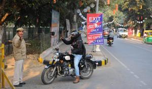 The traffic police created a one-way route from Kingdom of Dreams, the venue, to Sector 29 market road on Monday.(Parveen Kumar/HT Photo) The traffic police created a one-way route from Kingdom of Dreams, the venue, to Sector 29 market road on Monday.(Parveen Kumar/HT Photo)