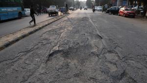 Potholes on Old Delhi-Gurgaon. MCG workers have been asked to repair all damaged road by July 15.(HT Photo) Potholes on Old Delhi-Gurgaon. MCG workers have been asked to repair all damaged road by July 15.(HT Photo)