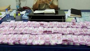 Mumbai: Police display cash, in Rs 2,000 notes, seized during a nakabandi at Juhu-Versova Link Road in suburban Andheri on Friday night. PTI photo (PTI12_17_2016_000144A)(PTI) Mumbai: Police display cash, in Rs 2,000 notes, seized during a nakabandi at Juhu-Versova Link Road in suburban Andheri on Friday night. PTI photo (PTI12_17_2016_000144A)(PTI)