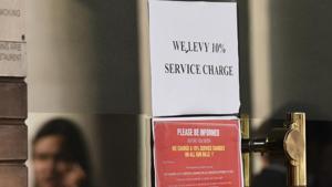 A restaurant in Connaught Place displaying a sign that service charges will be levied on the bill.(Sonu Mehta/HT PHOTO) A restaurant in Connaught Place displaying a sign that service charges will be levied on the bill.(Sonu Mehta/HT PHOTO)