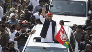 Chief minister Akhilesh Yadav during his ‘Vikas Se Vijay Ki Ore’ Rath Yatra in Lucknow on Nov 3, 2016.(HT File Photo) Chief minister Akhilesh Yadav during his ‘Vikas Se Vijay Ki Ore’ Rath Yatra in Lucknow on Nov 3, 2016.(HT File Photo)