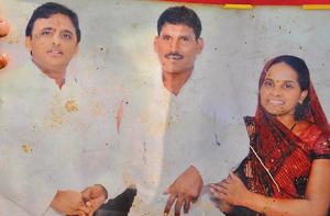 Chief minister Akhilesh Yadav with curdman Chandrajeet Yadav and his wife.(File Photo) Chief minister Akhilesh Yadav with curdman Chandrajeet Yadav and his wife.(File Photo)