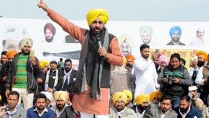 Sangrur MP Bhagwant Mann addressing a rally at Mullanpur in SAS Nagar on Saturday.(Anil Dayal/HT Photo) Sangrur MP Bhagwant Mann addressing a rally at Mullanpur in SAS Nagar on Saturday.(Anil Dayal/HT Photo)
