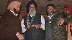 Punjab Congress chief Captain Amarinder Singh welcoming a SAD leader into the party fold in Talwandi Sabo on Sunday.(HT Photo) Punjab Congress chief Captain Amarinder Singh welcoming a SAD leader into the party fold in Talwandi Sabo on Sunday.(HT Photo)