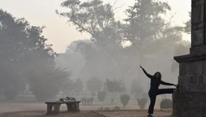 Minimum temperature climbed to 8.9 degrees Celsius early on Monday morning in Delhi, and visibility was recorded at 800 metres.(Saumya Khandelwal/HT Photo) Minimum temperature climbed to 8.9 degrees Celsius early on Monday morning in Delhi, and visibility was recorded at 800 metres.(Saumya Khandelwal/HT Photo)
