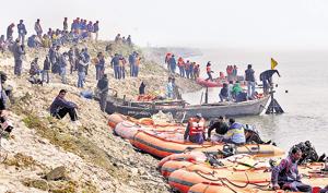 NDRF jawans undertake rescue operation at the Gandhi Ghat in Patna.(AP Dube/HT file photo) NDRF jawans undertake rescue operation at the Gandhi Ghat in Patna.(AP Dube/HT file photo)