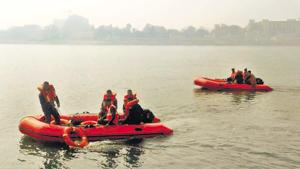 NDRF personnel carrying out rescue operation after the boat tragedy. (HT Photo) NDRF personnel carrying out rescue operation after the boat tragedy. (HT Photo)