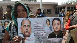 Samajwadi Party supporters hold posters and banners to campaign for party in Lucknow on Wednesday.(Ashok Dutta/ HT Photo) Samajwadi Party supporters hold posters and banners to campaign for party in Lucknow on Wednesday.(Ashok Dutta/ HT Photo)
