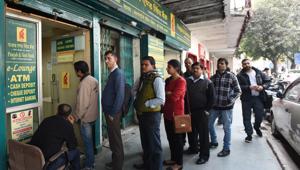 People queue up outside an ATM to withdraw cash near Connaught Place in New Delhi.(Virendra Singh Gosain/HT File Photo) People queue up outside an ATM to withdraw cash near Connaught Place in New Delhi.(Virendra Singh Gosain/HT File Photo)