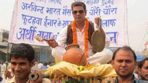 Rajan Yadav alias Arthi Baba, in Chauri Chaura, sits atop a bier.(HT Photo) Rajan Yadav alias Arthi Baba, in Chauri Chaura, sits atop a bier.(HT Photo)