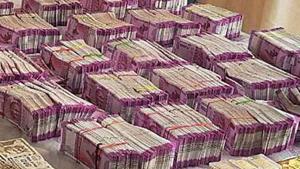 With four more phases of the 2019 Lok Sabha elections still left, cash seizures have already surged 156.3% from the 2014 polls.(Representative Images/PTI File Photo)