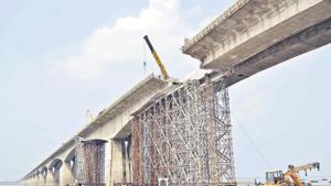 Mahatma Gandhi Setu in distress.(HT file photo) Mahatma Gandhi Setu in distress.(HT file photo)