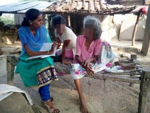 The girl (C) with her mother (R) in their village in Tonk district.(HT photo) The girl (C) with her mother (R) in their village in Tonk district.(HT photo)